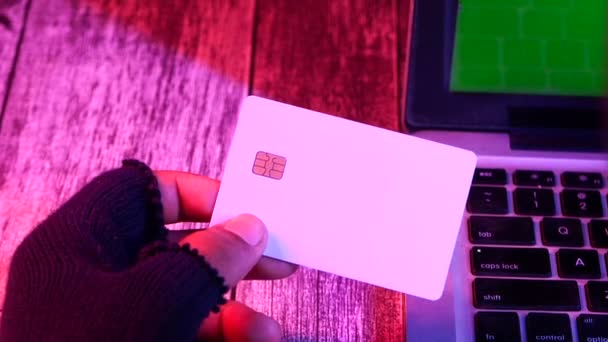 Hacker mano robar datos de la tarjeta de crédito — Vídeo de stock