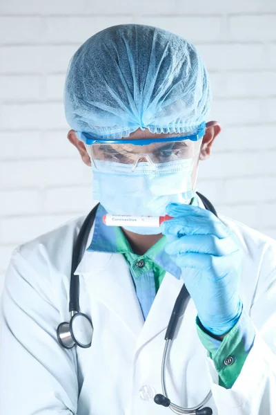 Νέοι Λαμπραντόριανς χέρι σε μπλε ιατρικά γάντια κρατώντας σωλήνα εξέταση αίματος — Φωτογραφία Αρχείου