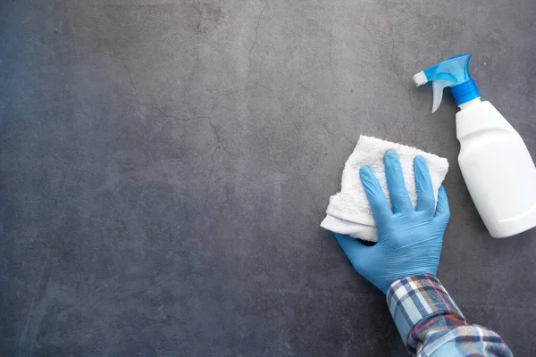Mão em luvas de borracha azul mesa de limpeza com pano — Fotografia de Stock