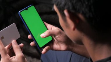 Erkeklerin el ele tutuşmalarının arka planı ve online akıllı telefon alışverişi 