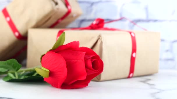 Zbliżenie pudełka i kwiat róży na stole — Wideo stockowe