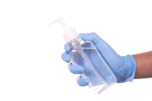 Man hand in hand medische handschoenen met ontsmettingsgel ter voorkoming van virus — Stockfoto