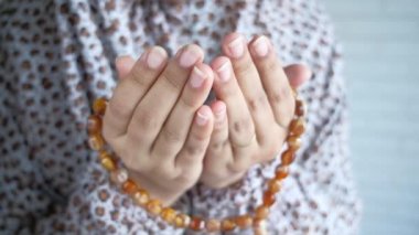 Ramazan 'da dua eden müslüman kadınlara yaklaş. 