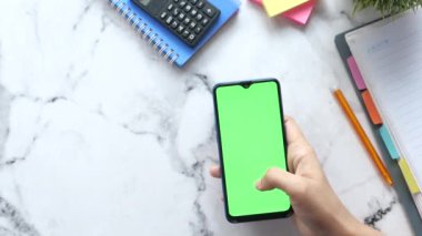 Masada sabit duran akıllı telefon kullanan kadınların üst görünümü 