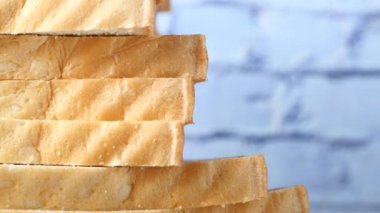 Masadaki ekmek yığınını kapat. 