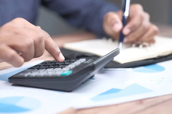 Close-up de contador usando calculadora na mesa de escritório. — Fotografia de Stock