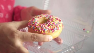 Kadınlar taze çörekleri yakın mesafeden tutarlar. 