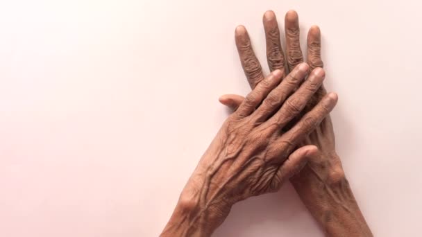 Primer plano de la mano de un anciano aislado en blanco — Vídeos de Stock