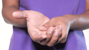 Acı çeken adam yaklaş. 