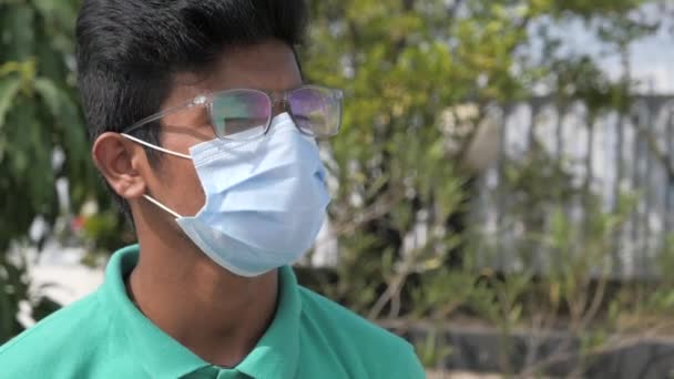 Jovem com máscara protetora na cidade — Vídeo de Stock