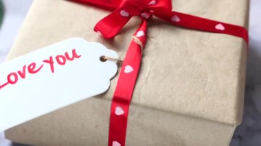 Hediye kutusunu sevgiyle kapat. 