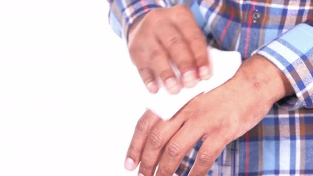 Homem desinfectando suas mãos com uma toalhita molhada isolada em branco — Vídeo de Stock
