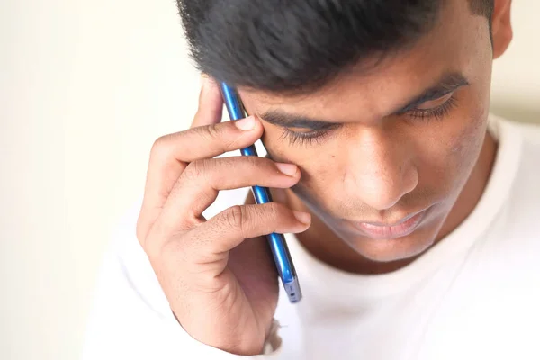 Primer plano de la mano del hombre joven usando el teléfono inteligente. — Foto de Stock