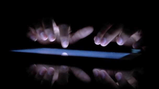 Close-up de mão hacker roubando dados de tablet digital — Vídeo de Stock
