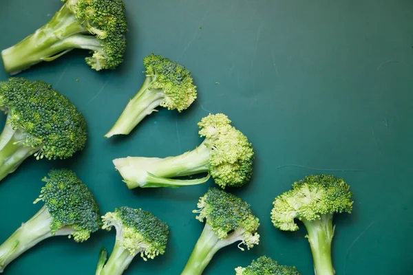 Close up de fatia de brócolis no fundo verde — Fotografia de Stock