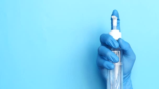 라텍스 손 장갑으로 소독제 젤을 들고 있는 모습 — 비디오