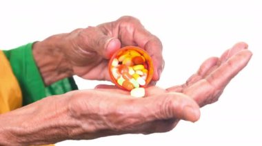 Yaşlı kadınların elindeki hapları ve kapsülleri kapatın. 