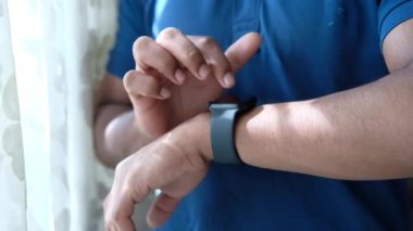 Siyah renkli akıllı saat kullanılıyor. 