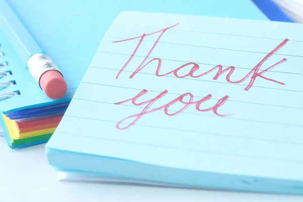 Thank you message on sticky note on table — стоковое фото