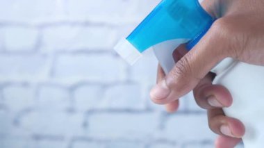 Elle tutulan sprey şişesinde fotokopi alanı 