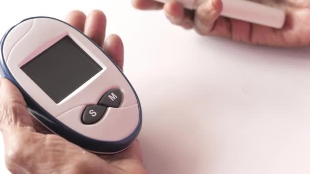 당뇨병에 걸린 연로 한 여자들은 가정에서 포도당 수치를 측정 한다 — 비디오