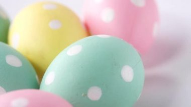 Kasede yumurta olan paskalya konsepti. .