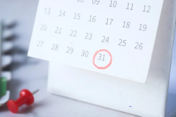 Concepto de plazo con marca roja en la fecha del calendario —  Fotos de Stock