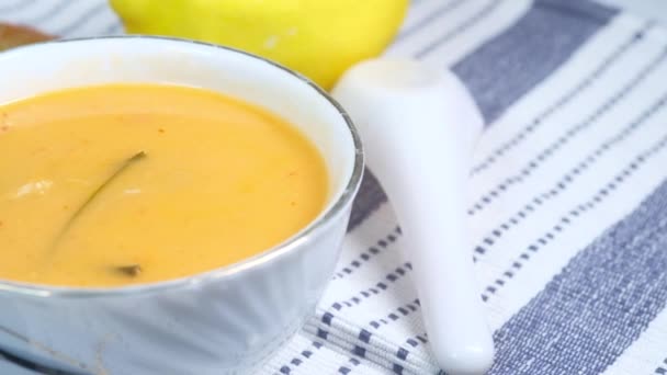 Thailändsk varm kryddig soppa i skål på bordet — Stockvideo