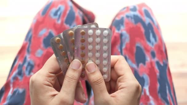 Mujeres mano golding píldoras anticonceptivas de cerca — Vídeo de stock