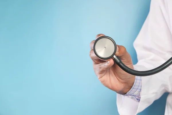 Primer plano de la mano del médico usando estetoscopio. — Foto de Stock