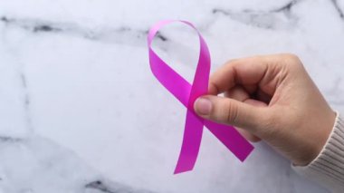 Elin pembe renkli kurdeleyi tutuyor. Yaklaş. 