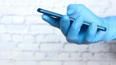 Akıllı telefon kullanarak lateks eldivenler verin. 