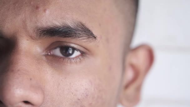 Detail záběr mladého muže oko — Stock video