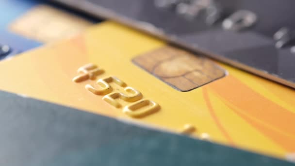 Close-up de cartões de crédito no teclado — Vídeo de Stock