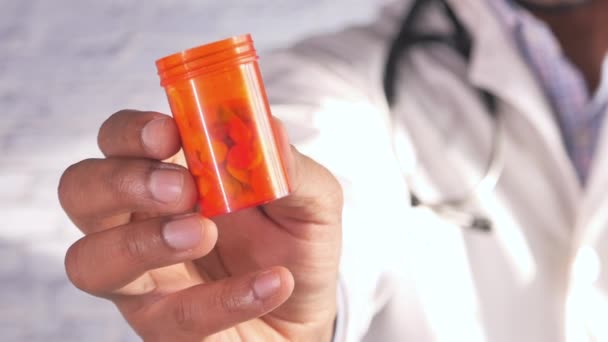 En lege som holder i en pillebeholder med kopiplass – stockvideo