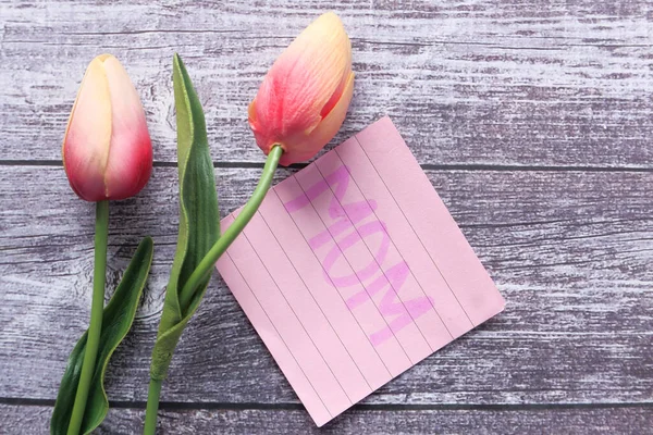 Concepto del día de la madre con flor de tulipán y texto de mamá en nota adhesiva — Foto de Stock