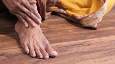 Yaşlı kadınların ayaklarına yakın dur ve yaralanma anında el masajı yap..