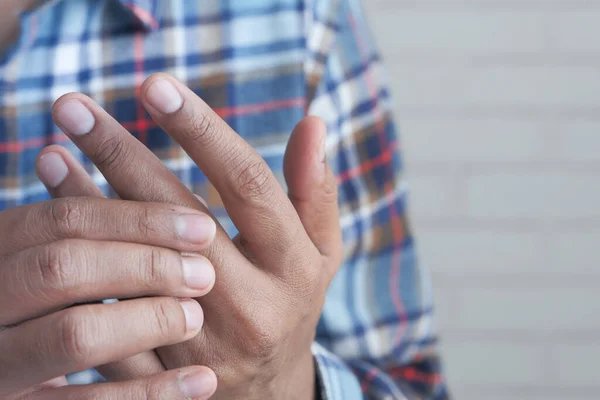 Mann erleidet Schmerzen im Finger aus nächster Nähe — Stockfoto