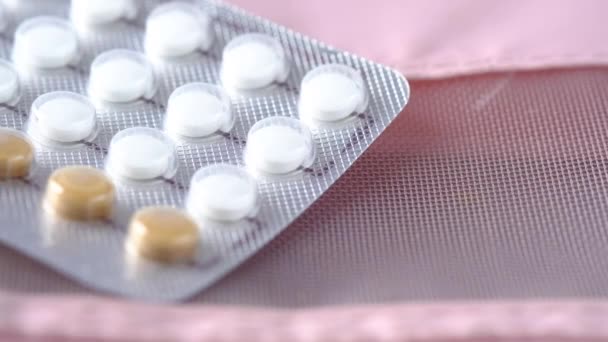 Píldoras anticonceptivas sobre fondo de madera, de cerca — Vídeo de stock