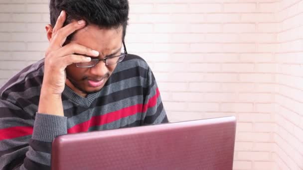 Jeune asiatique homme tousser et éternue tout en travaillant sur ordinateur portable à la maison — Video