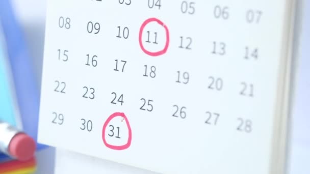 Konsep batas waktu dengan tanda merah pada tanggal kalender — Stok Video
