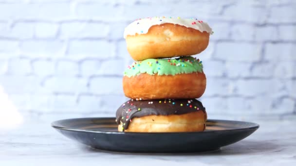 Pilha de donuts de chocolate na placa com espaço de cópia — Vídeo de Stock