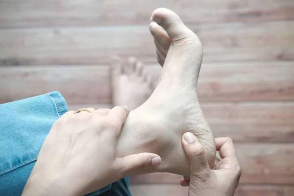 Γυναίκες πόδια και μασάζ στο χέρι στο σημείο τραυματισμού. — Φωτογραφία Αρχείου