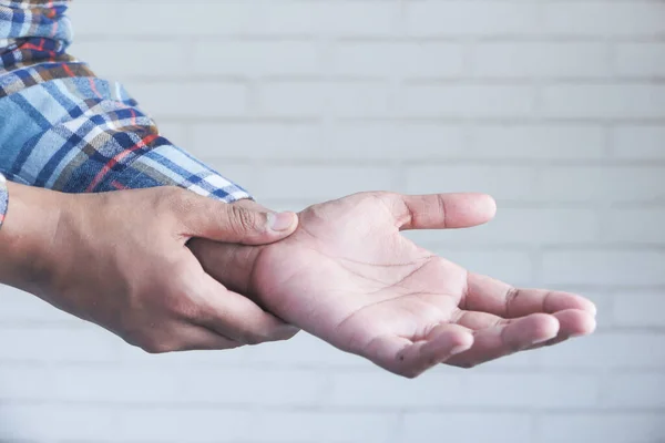 Mann erleidet Schmerzen in der Hand aus nächster Nähe — Stockfoto