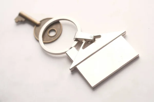 O conceito de conceito de finanças com chave e anel em branco — Fotografia de Stock