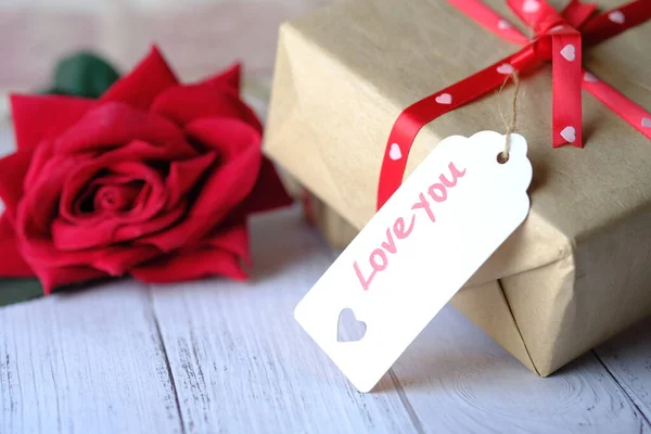 Gift box with love you level and rose flower on white background — Stock Photo, Image