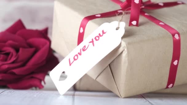 Confezione regalo con amore livello e rosa fiore su sfondo bianco — Video Stock