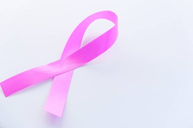 Beyaz arkaplanda pembe renk kurdelesi yakın plan 