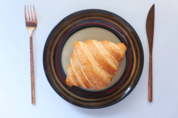 Croissant recién horneado en placa con espacio para copiar — Foto de Stock