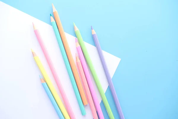 Primer plano de lápices de colores sobre papel vacío, de arriba abajo —  Fotos de Stock